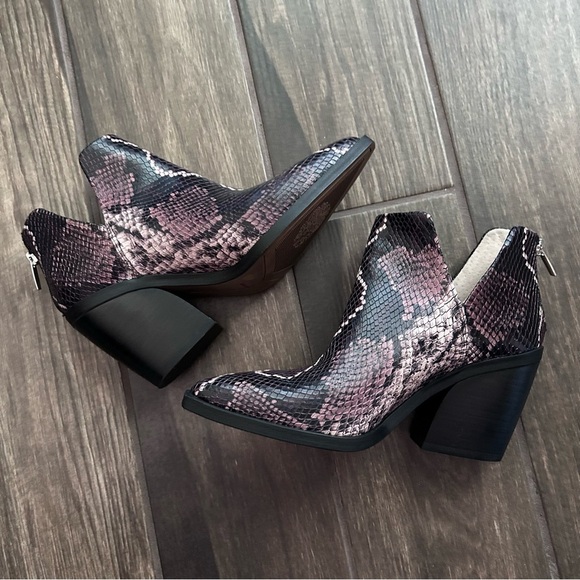 Vince Camuto Gigietta Leather Booties in Snakeskin Sz 8 - Picture 5 of 11
